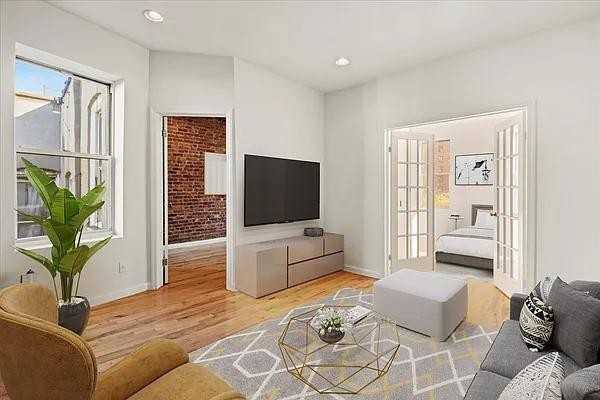 Broadway #21 - Photo 3 of 20