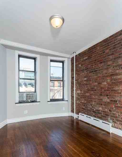 E 18th St #D3 - Photo 3 of 6