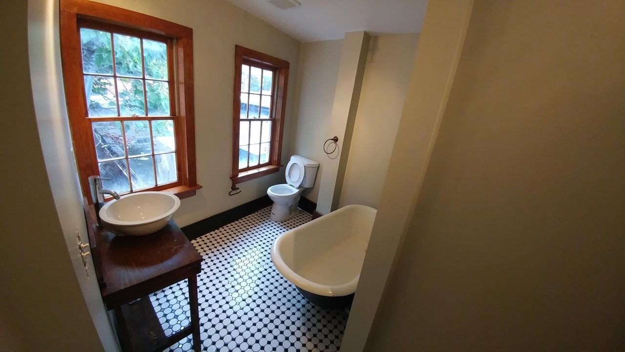 237 N Sycamore St - Photo 7 of 11