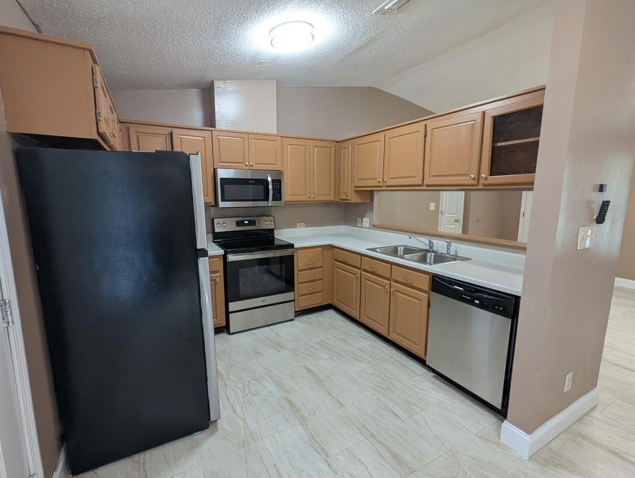 1304 Montego Ct - Photo 3 of 17