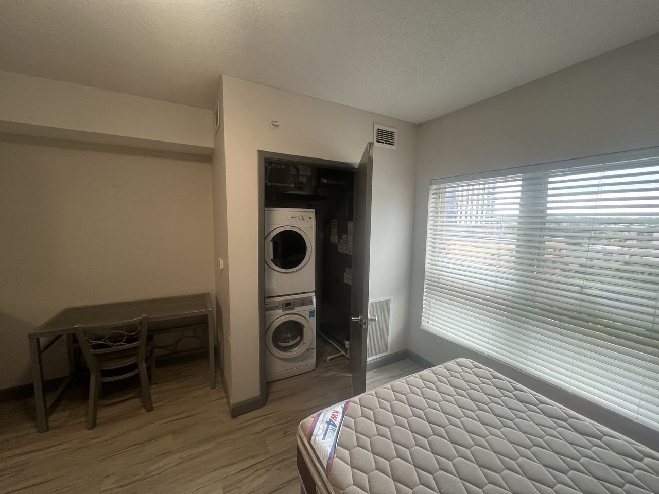 258 A Sunview Street - 1 Bedroom #1 - Photo 4 of 6