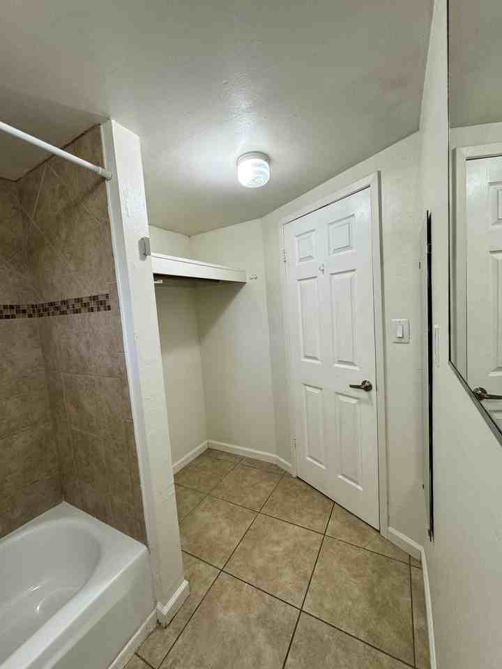 2014 N 16th Ave #GH - Photo 3 of 23