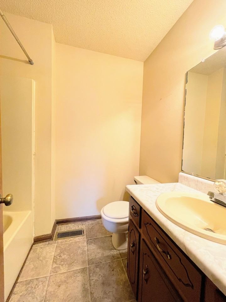 112 Hazelwood Dr - Photo 2 of 30