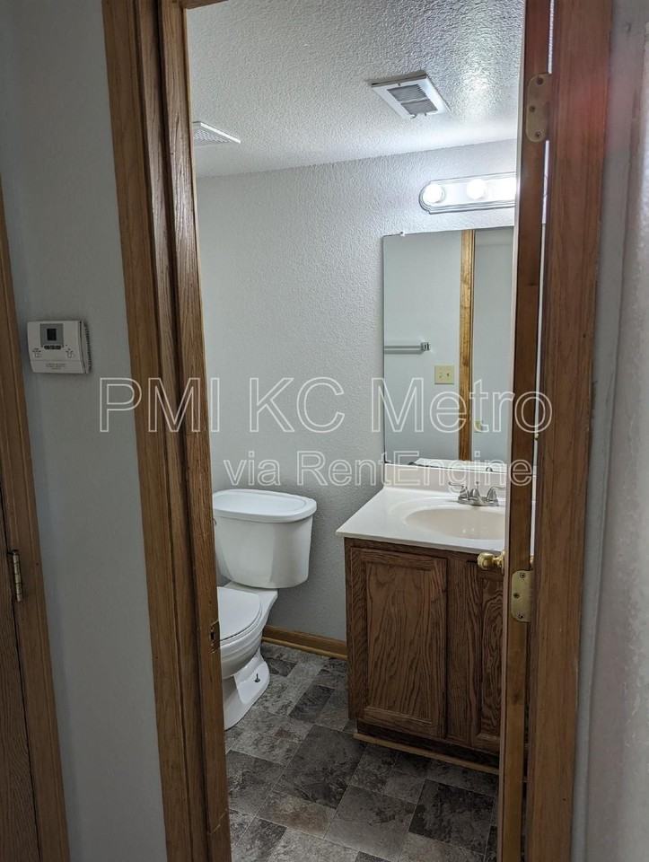 530 Ne Churchill St - Photo 2 of 13