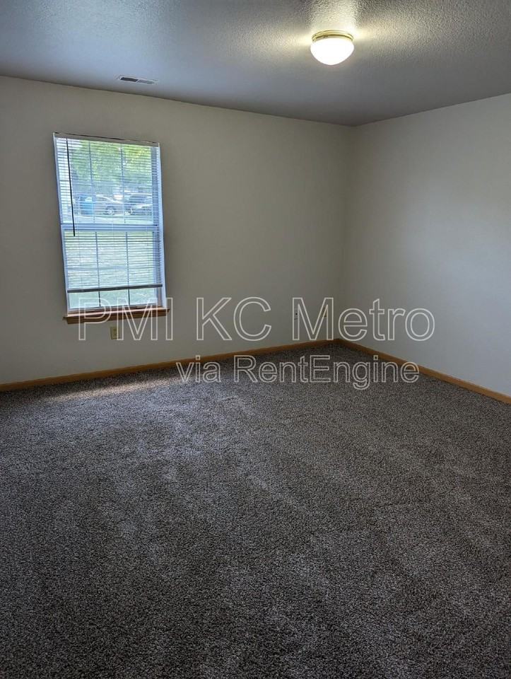 530 Ne Churchill St - Photo 6 of 13