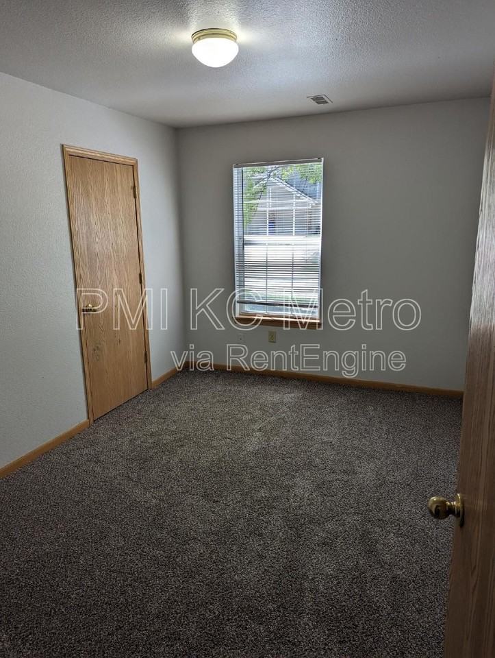530 Ne Churchill St - Photo 7 of 13