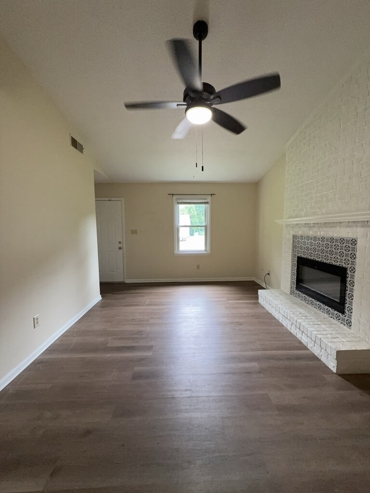 425 Cedar Creek Dr - Photo 3 of 18