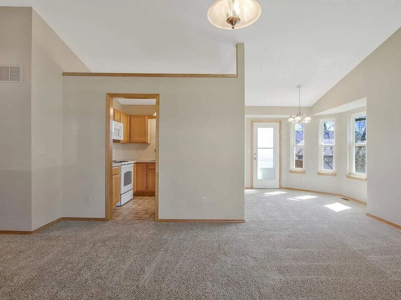 812 S Red Oaks Cir - Photo 4 of 11