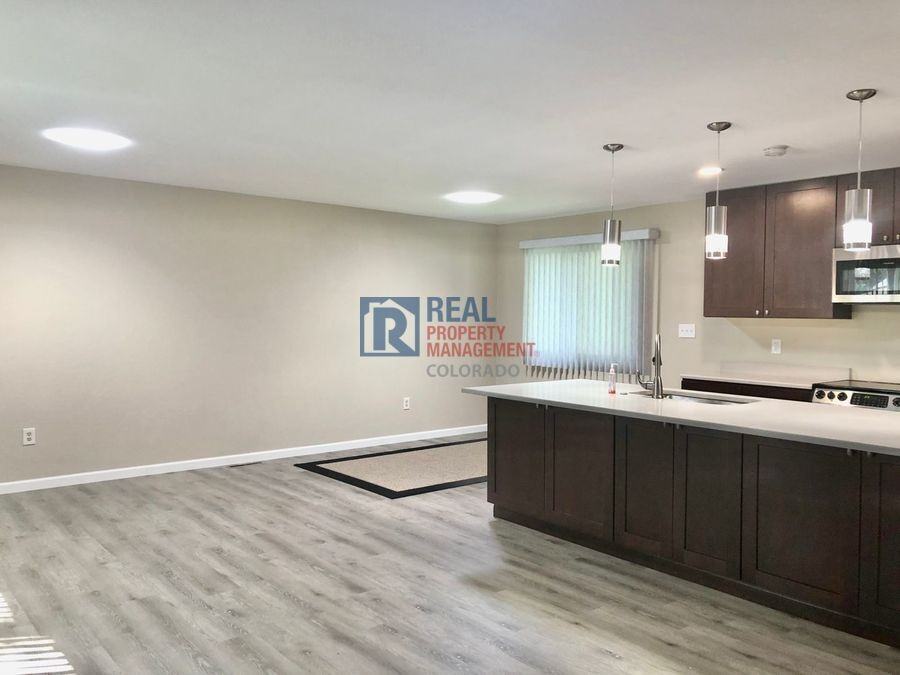 752 Oxford Ln - Photo 3 of 31