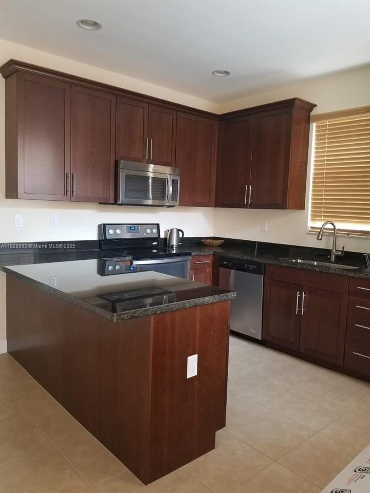 14657 Southwest 14th Street - Photo 6 of 32