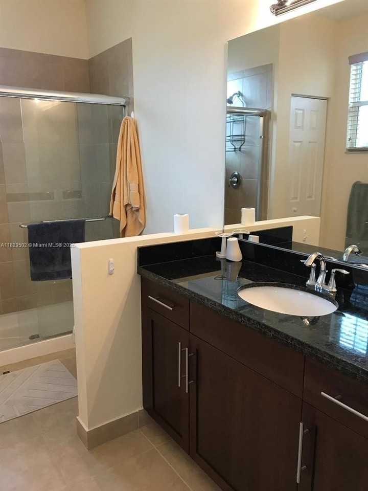 14657 Southwest 14th Street - Photo 7 of 32