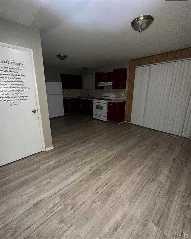 10214 Castle Dr - Photo 3 of 10