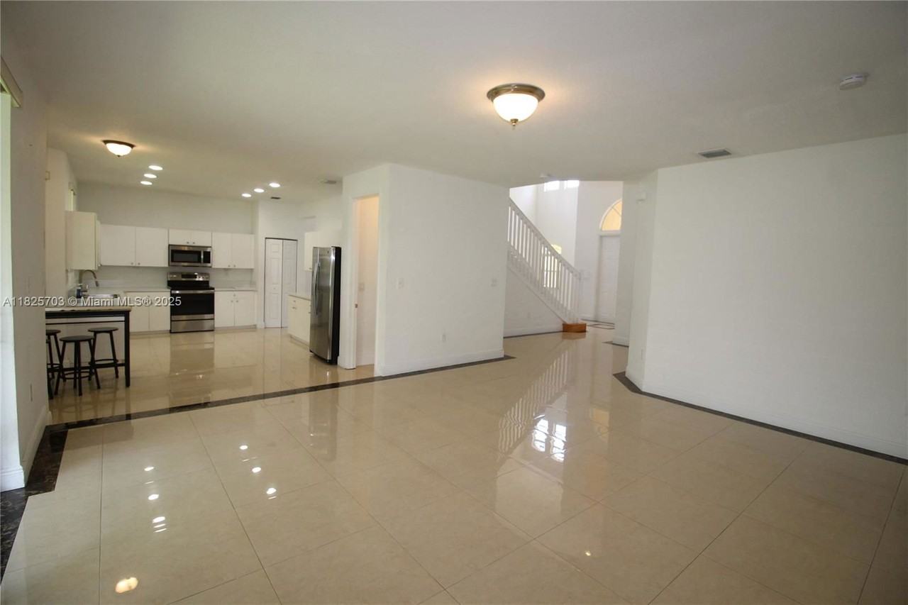 20732 Southwest 87th Court - Photo 5 of 8