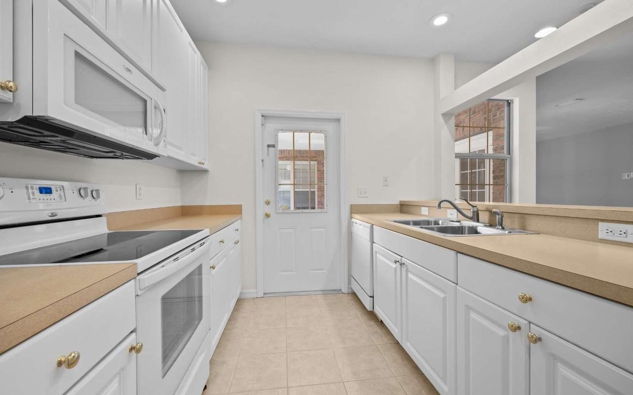 1705 Sw Paloma Ct - Photo 7 of 29