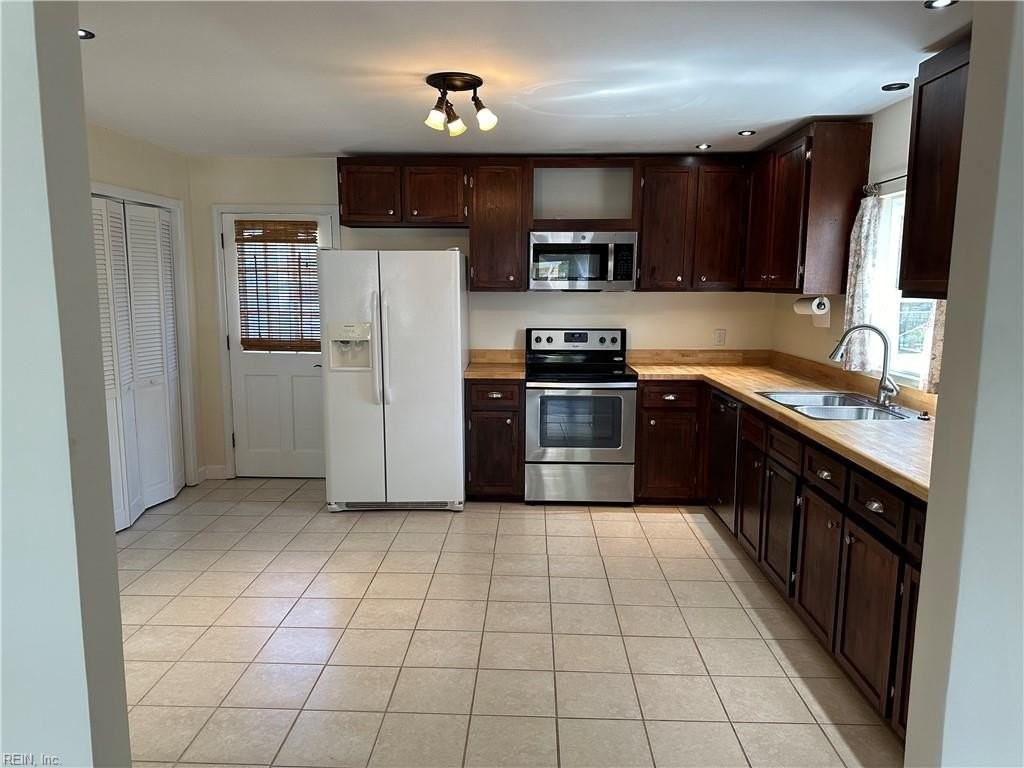 3641 Dupont Cir #B - Photo 3 of 10