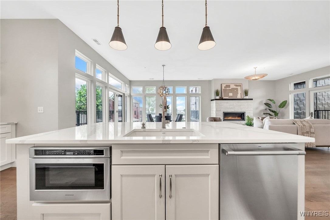 272 Lakefront Blvd - Photo 4 of 47