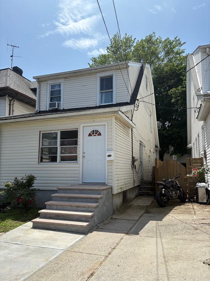 8524 159th St - Photo 2 of 14