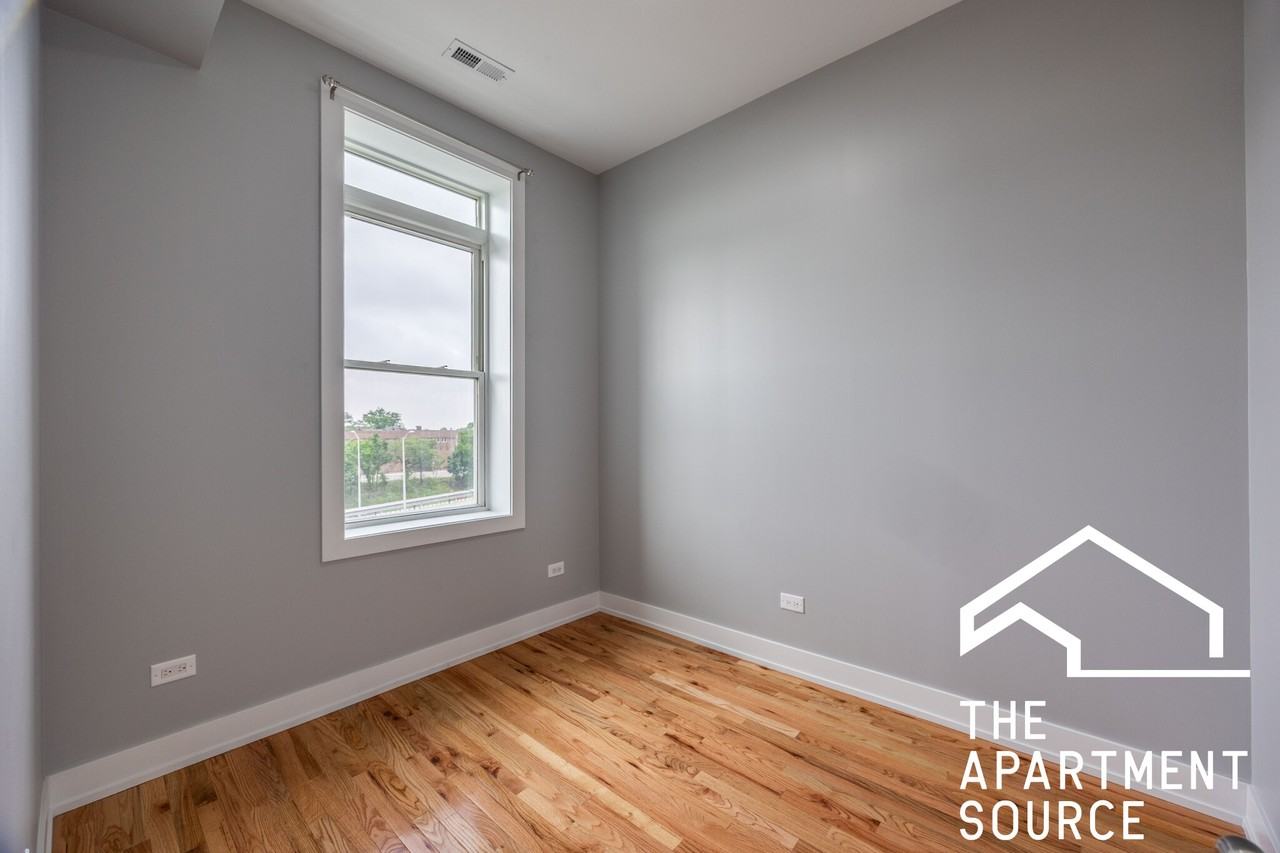 3328 W Congress Pkwy #3 - Photo 4 of 11
