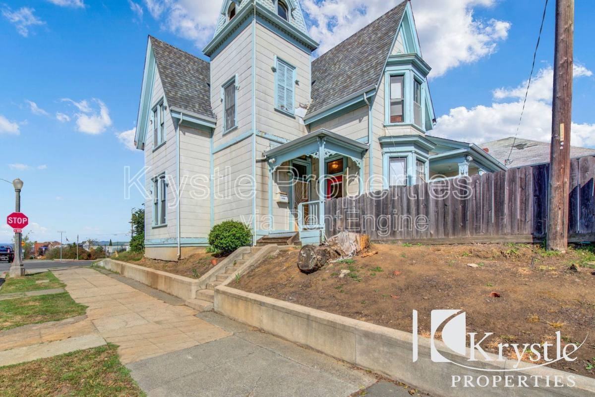 1128 Marin St - Photo 3 of 10