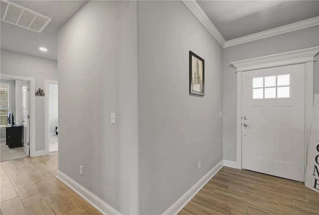 1610 Skyline Loop - Photo 3 of 34