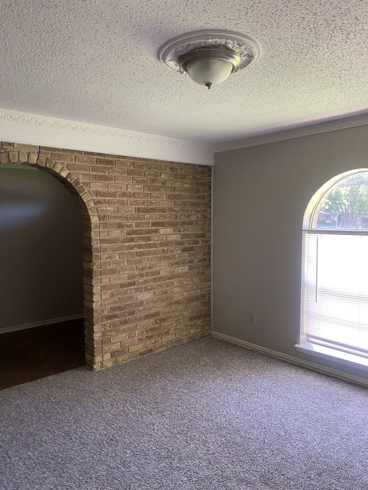 1033 Rosewood Dr - Photo 2 of 21