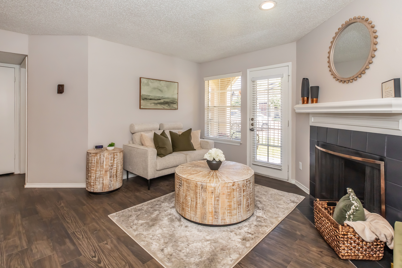 Eagle's Point Apartments - Photo 4 of 43