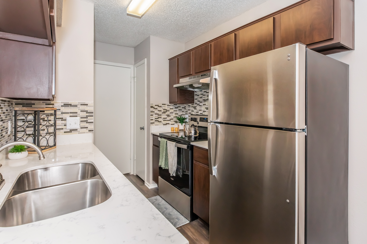 Eagle's Point Apartments - Photo 5 of 43