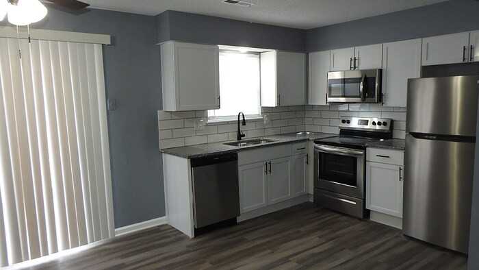 219 Ne Cedar Ct - Photo 2 of 22