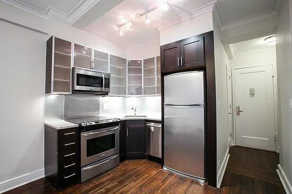 W 70th St #0910 - Photo 5 of 17