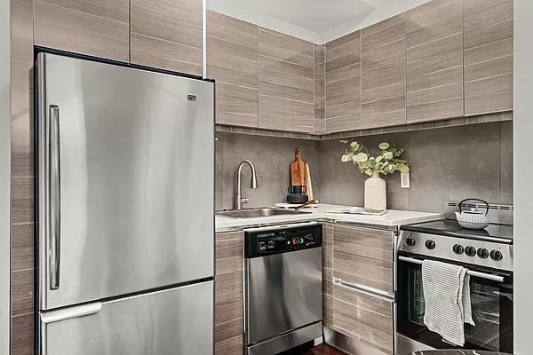 N 4th St #6H - Photo 2 of 20