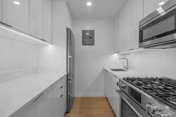 W 60th St #33F - Photo 5 of 20