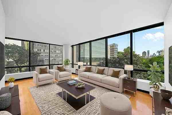 E 61st St #4B - Photo 2 of 17