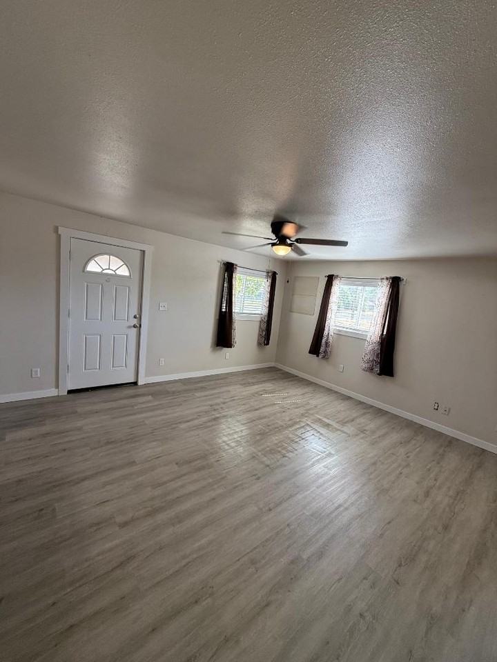 506 N Camas Ave - Photo 3 of 28
