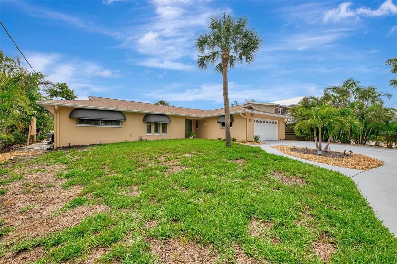 4946 Commonwealth Dr - Photo 4 of 50