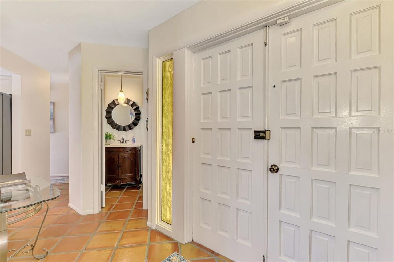 4946 Commonwealth Dr - Photo 6 of 50