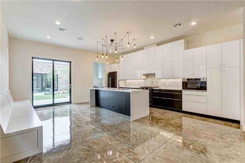 616 Nw 6th St - Photo 7 of 32