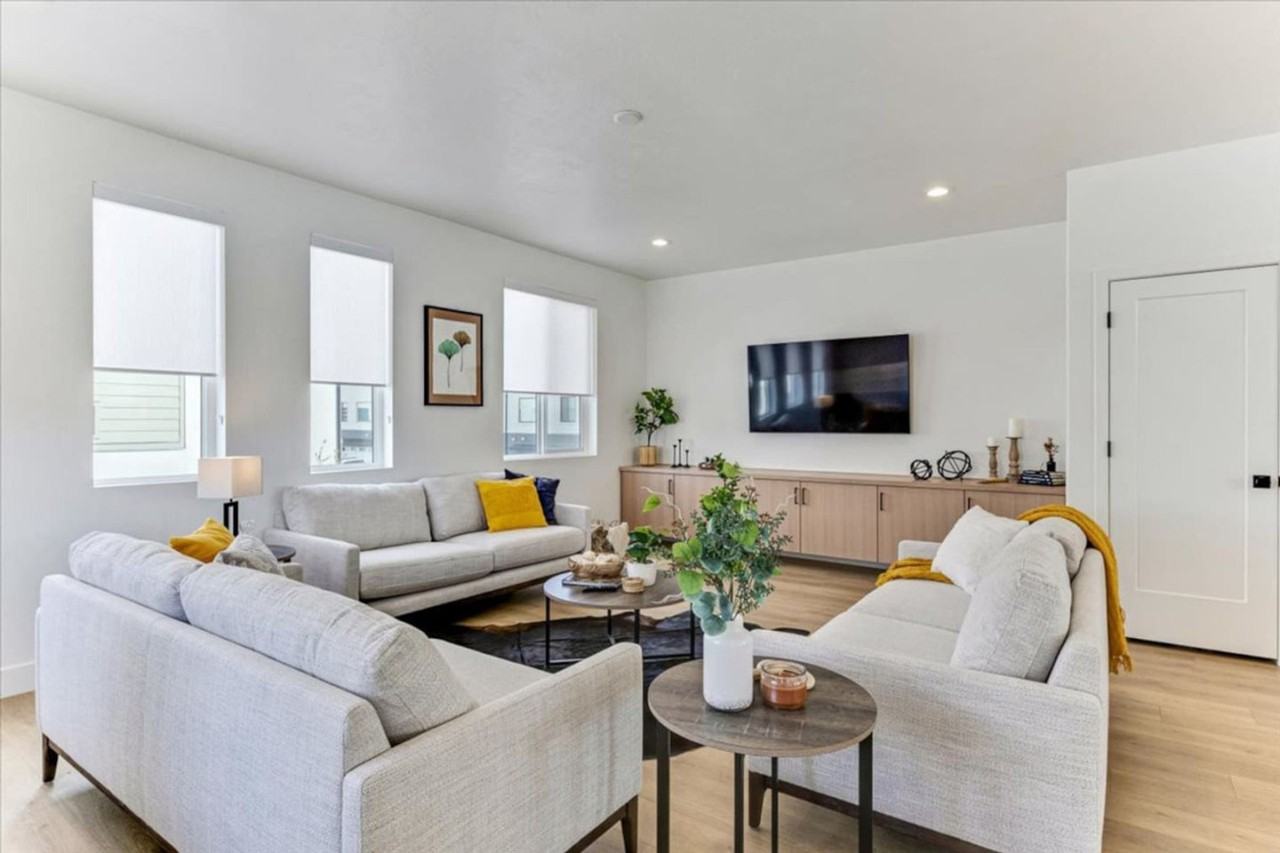 1055 W 550 S #1249864P - Photo 3 of 46