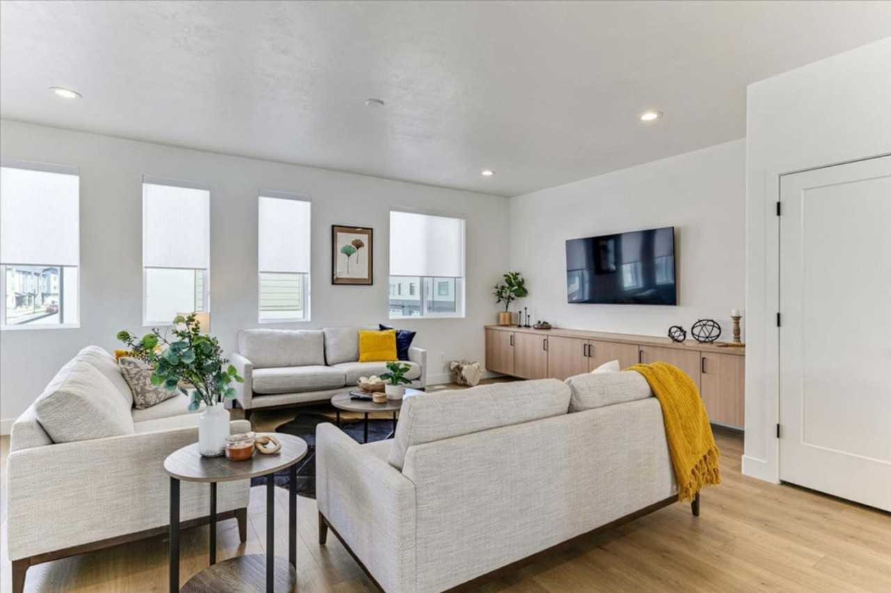 1055 W 550 S #1249864P - Photo 5 of 46