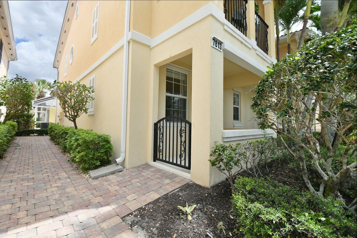 7813 Veronawalk Blvd - Photo 2 of 32