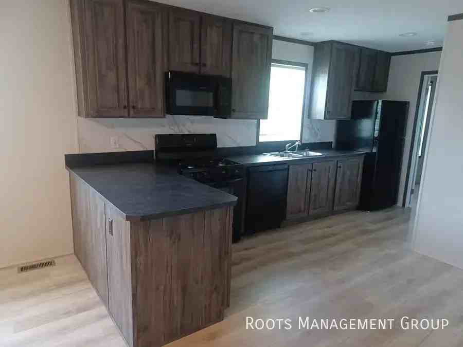 33 Brandi St #33 - Photo 3 of 9