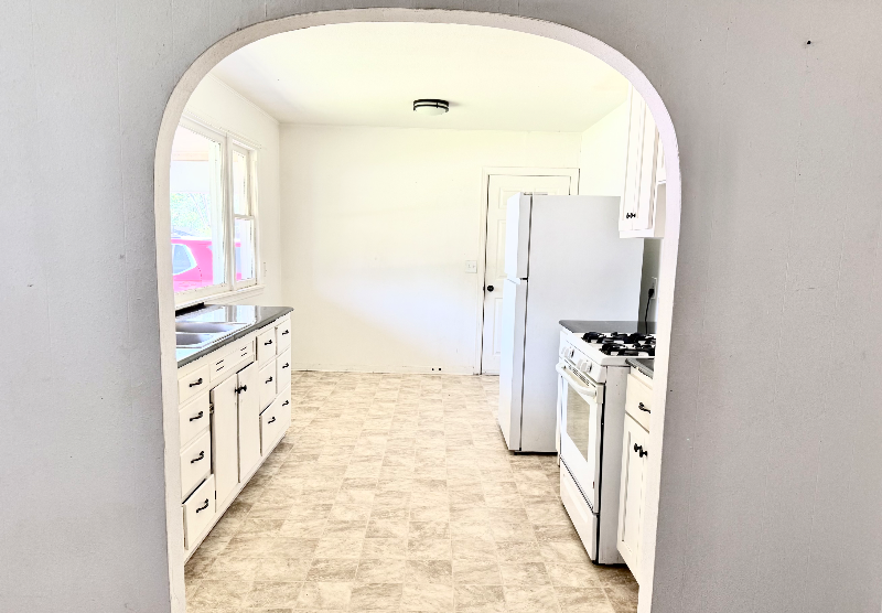 308 Huenefeld St - Photo 3 of 6