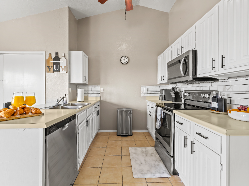 1108 Collin Dr - Photo 4 of 34