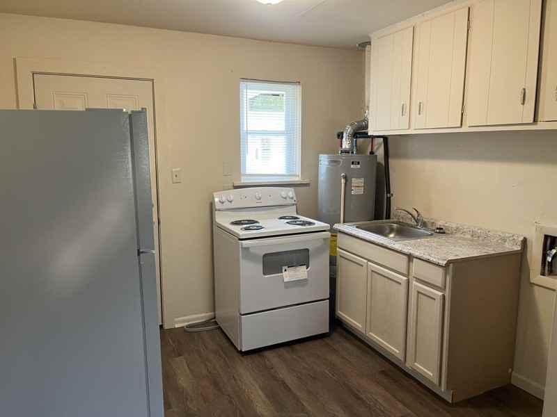 704 Hopkins St - Photo 6 of 8