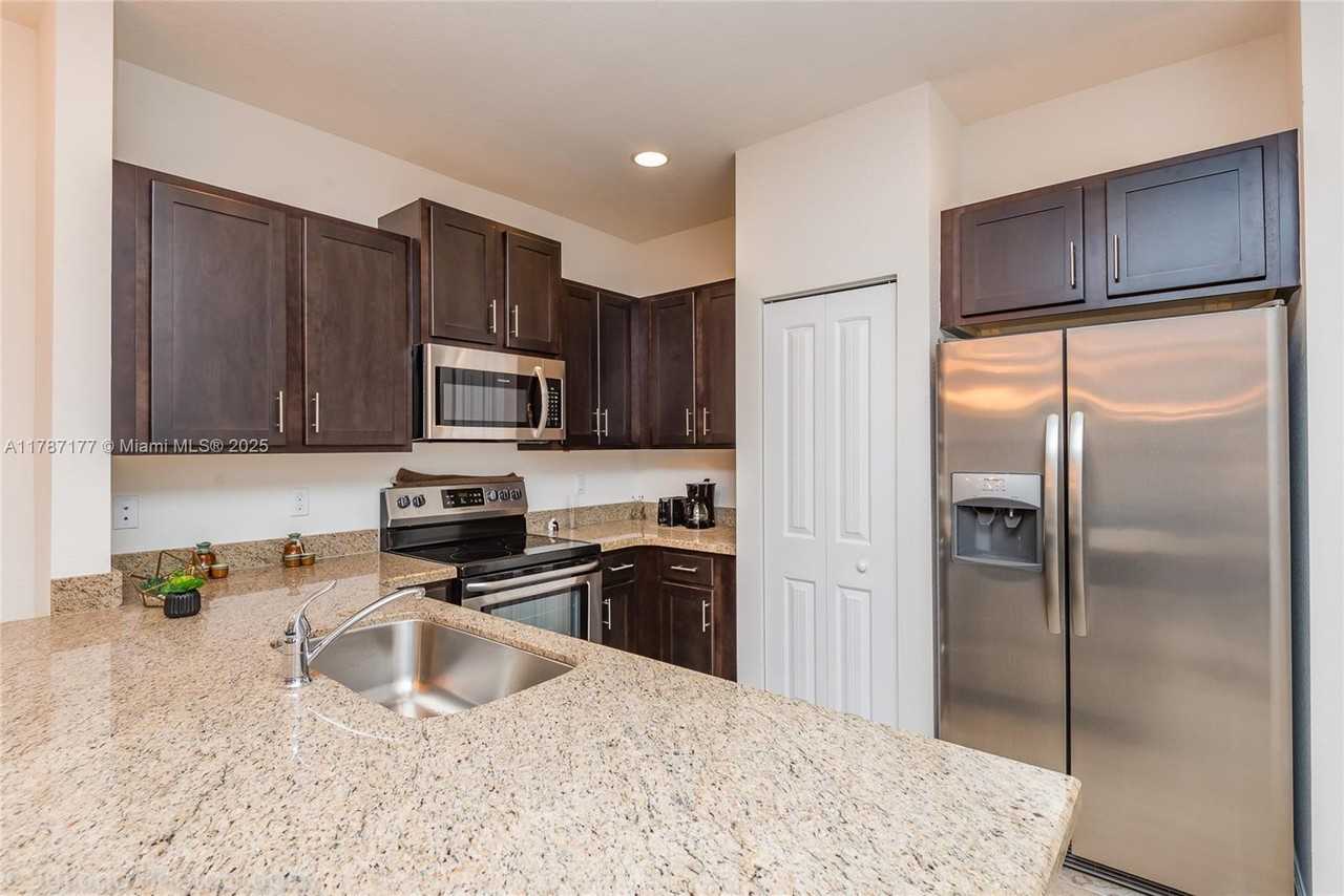 387 Southeast 1st Drive - Photo 3 of 25