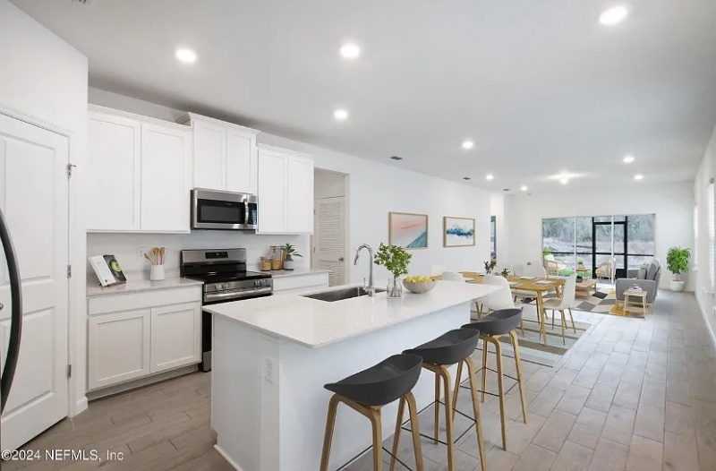 150 Pentwater Rd - Photo 3 of 14
