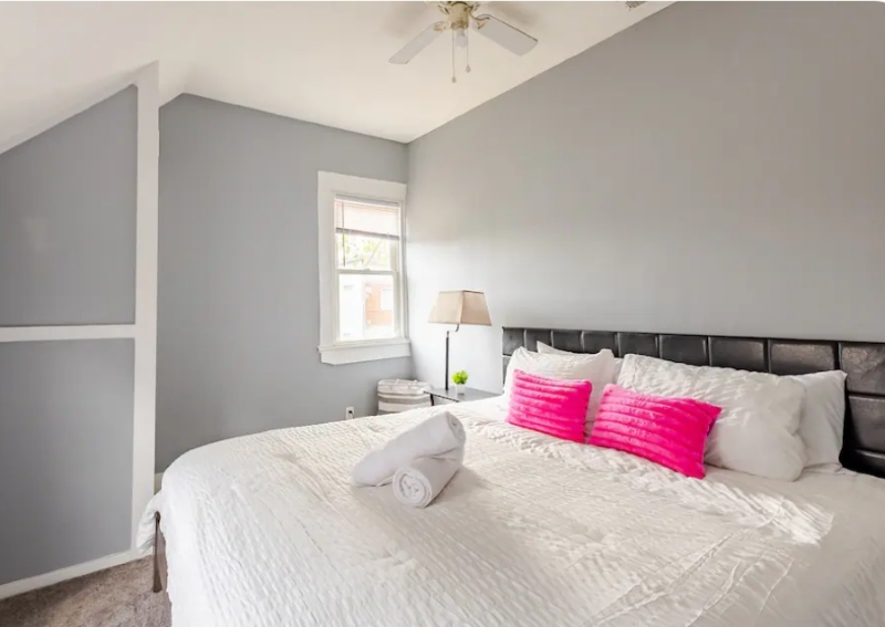 2218 Pleasant St - Photo 3 of 13