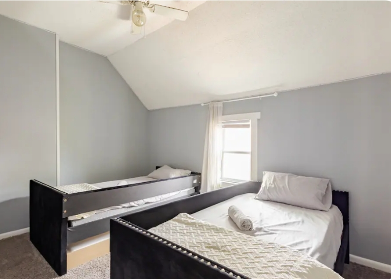 2218 Pleasant St - Photo 5 of 13