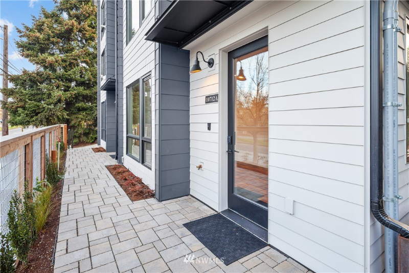 10712A Greenwood Ave N - Photo 2 of 20