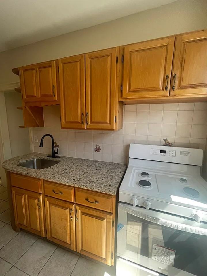 186 E 38th St #3 - Photo 2 of 13