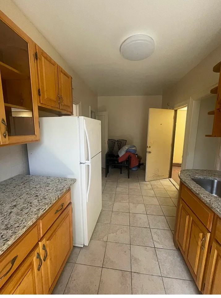 186 E 38th St #3 - Photo 3 of 13